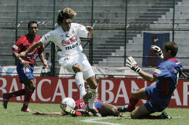 Thủ môn Danny Ortiz (27 tuổi) của đội bóng Municipal tử nạn sau cú va chạm mạnh với tiền đạo Mario Rodriguez.